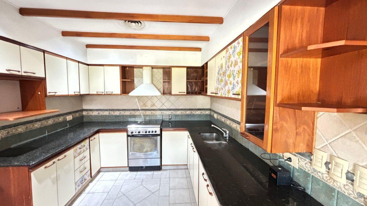 Foto de VENTA CASA C/PILETA Y COCHERA MARIANO ACOSTA MERLO, imagen 3