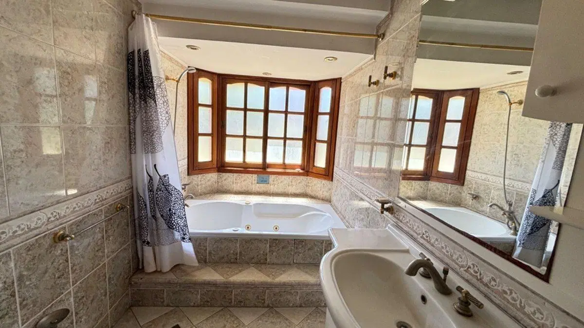 VENTA CASA C/PILETA Y COCHERA MARIANO ACOSTA MERLO 5
