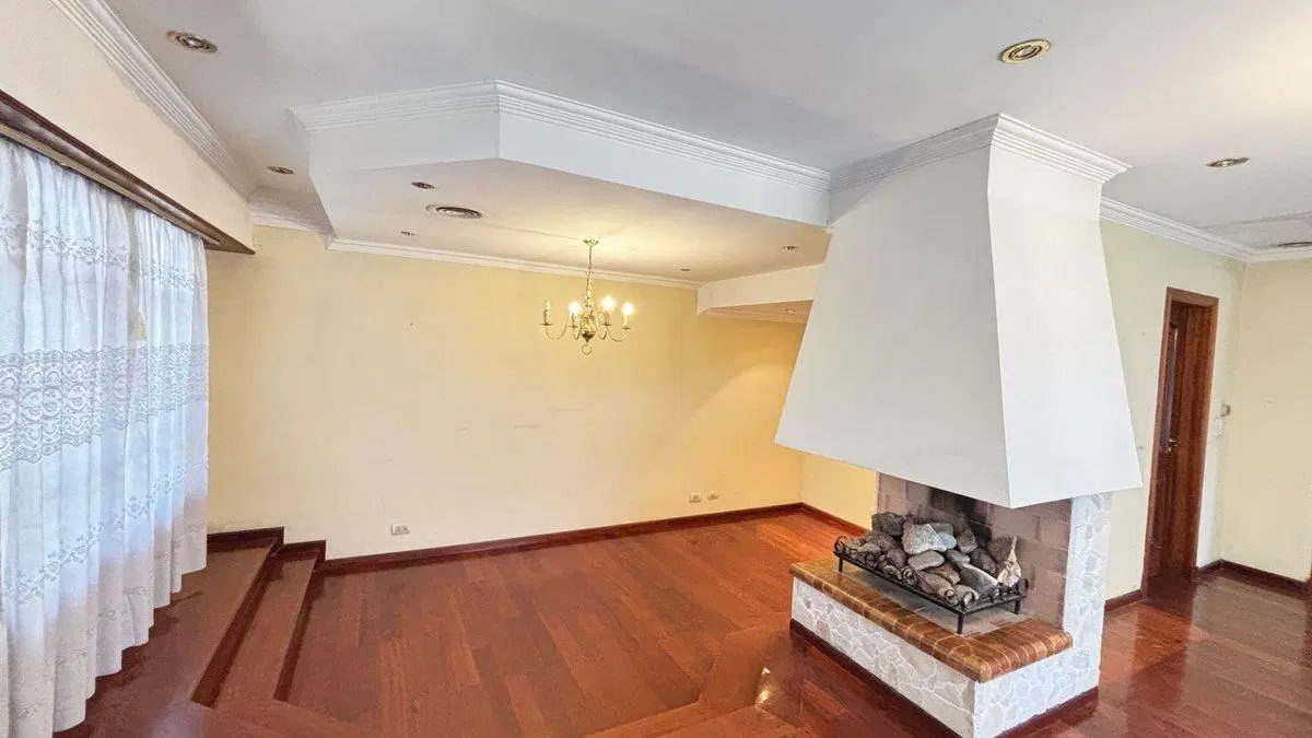 VENTA CASA C/PILETA Y COCHERA MARIANO ACOSTA MERLO 4