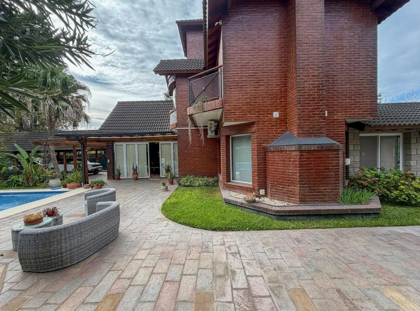 VENTA PERMUTA CASA DE CATEGORIA 7 AMBIENTES LELOIR 5