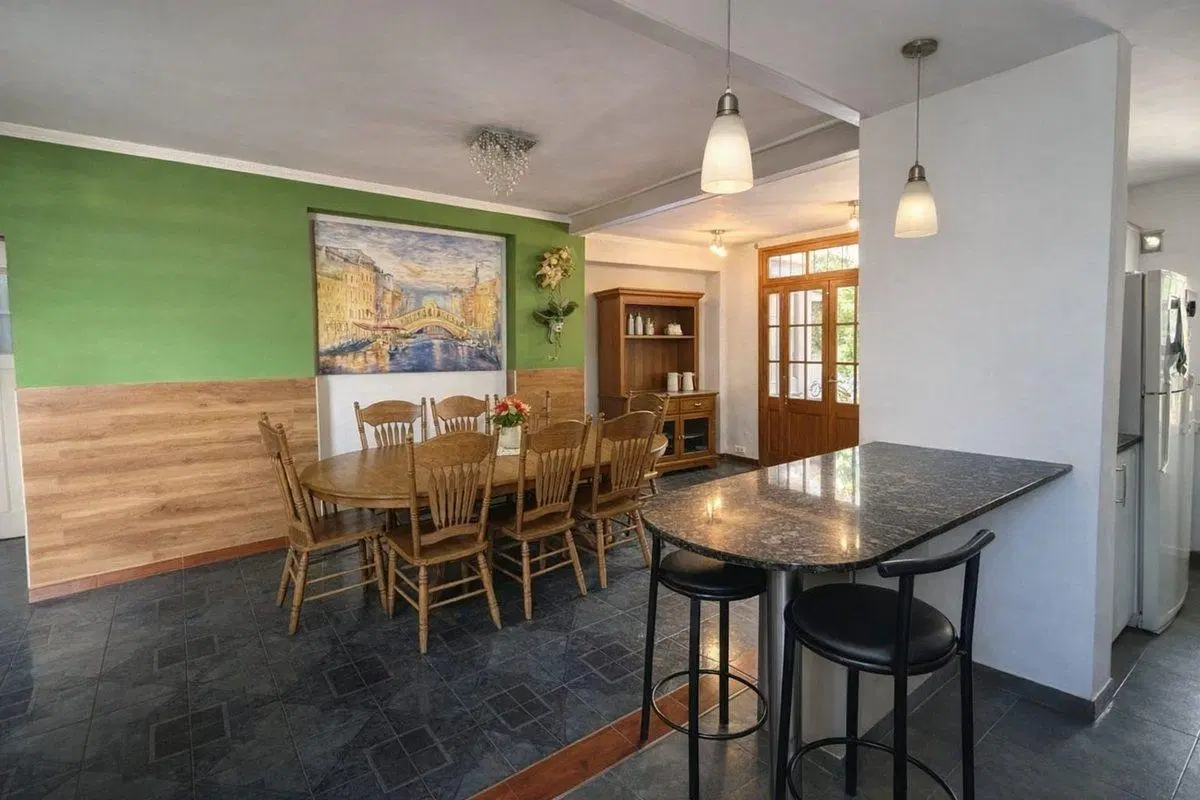 VENTA CASA 4 AMBIENTES + DEPTO 2 AMB MORON 3