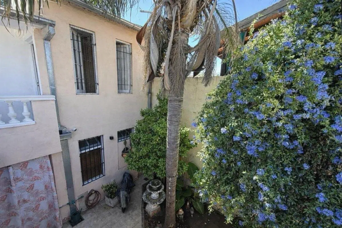 VENTA CASA 4 AMBIENTES + DEPTO 2 AMB MORON 5