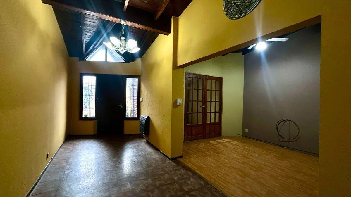 Casa en venta 3 ambientes con escritorio  y patio 3