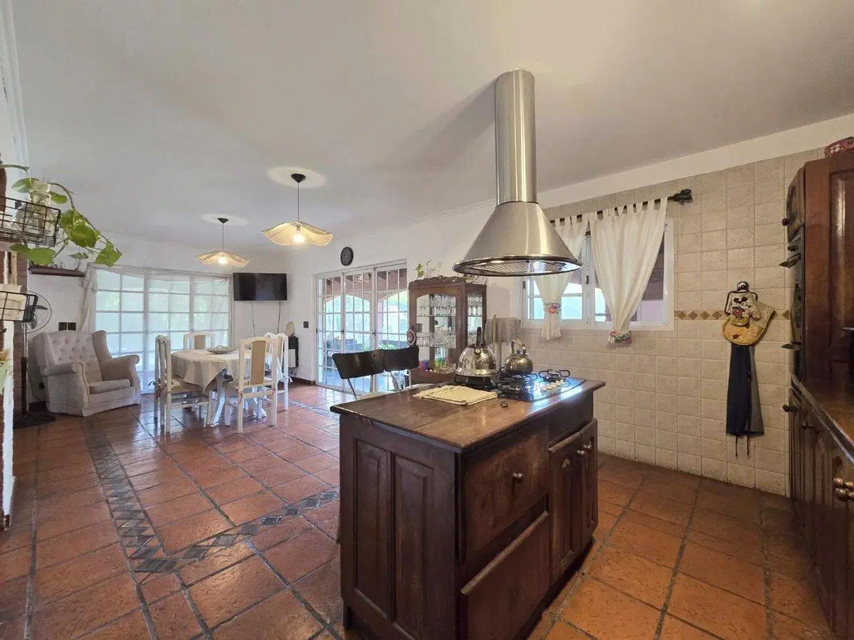 VENTA CASA 5 AMB. PARQUE Y PILETA -  BCO PROVINCIA 5
