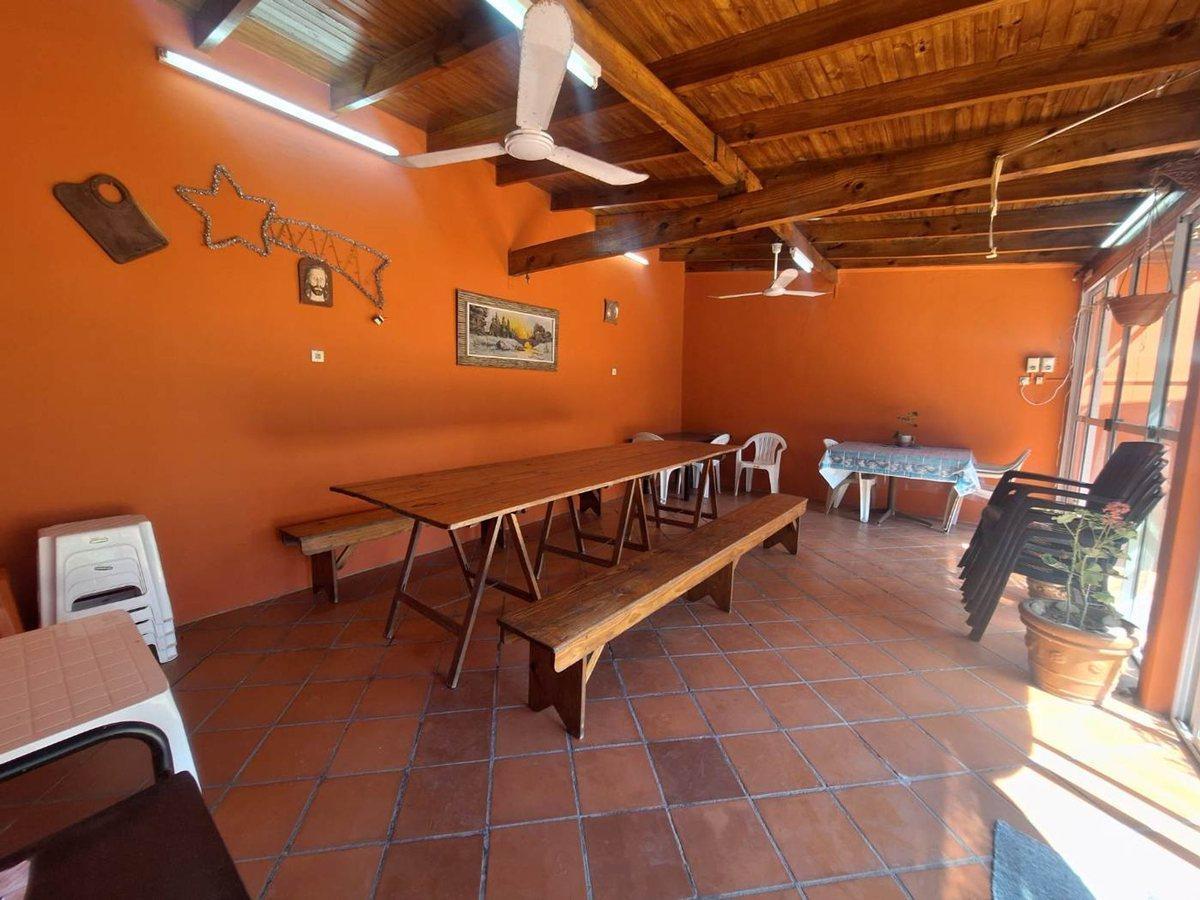 VENTA CASA 5 AMBIENTES COCHERA JARDIN MERLO