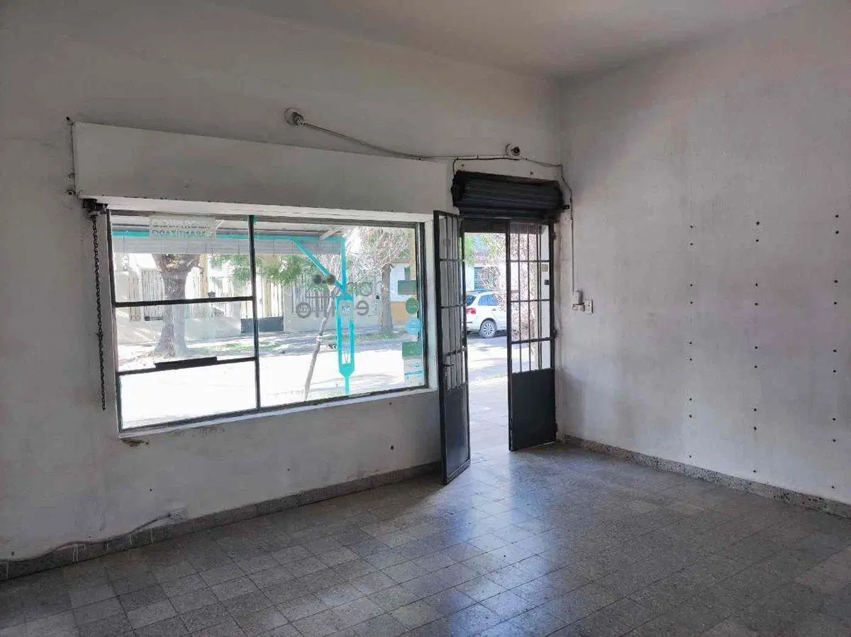 VENTA LOCAL EN MORÓN CON AMPLIO FRENTE SIN EXPENSA 5