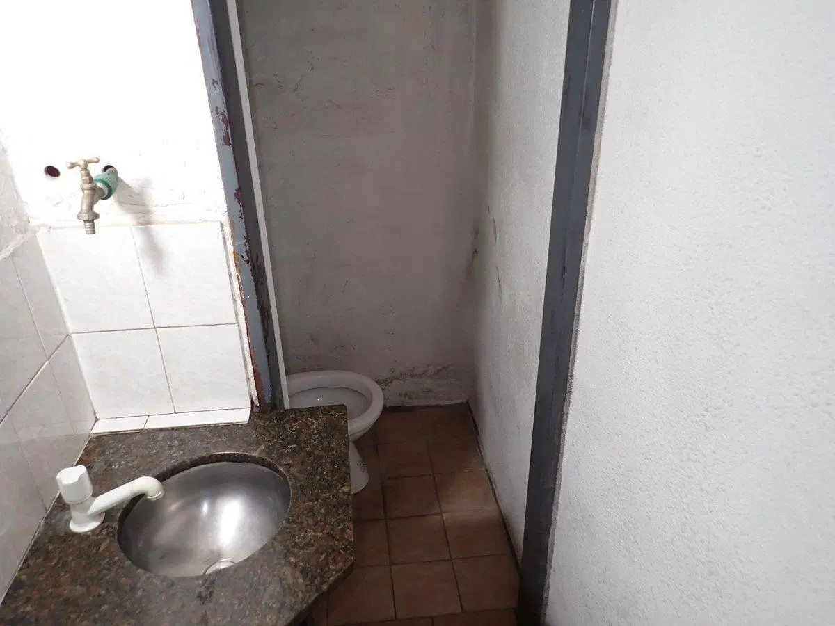 VENTA LOCAL EN MORÓN CON AMPLIO FRENTE SIN EXPENSA 2