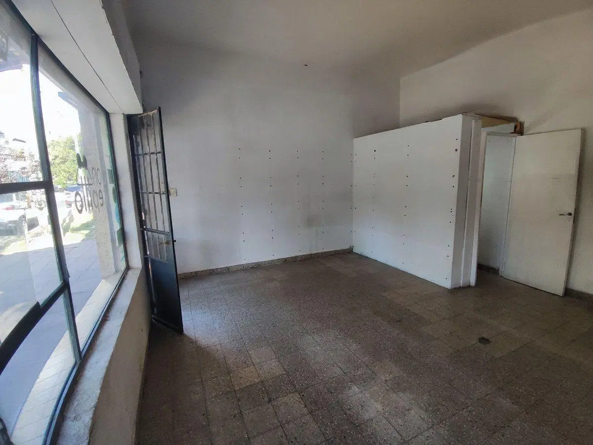 VENTA LOCAL EN MORÓN CON AMPLIO FRENTE SIN EXPENSA 3