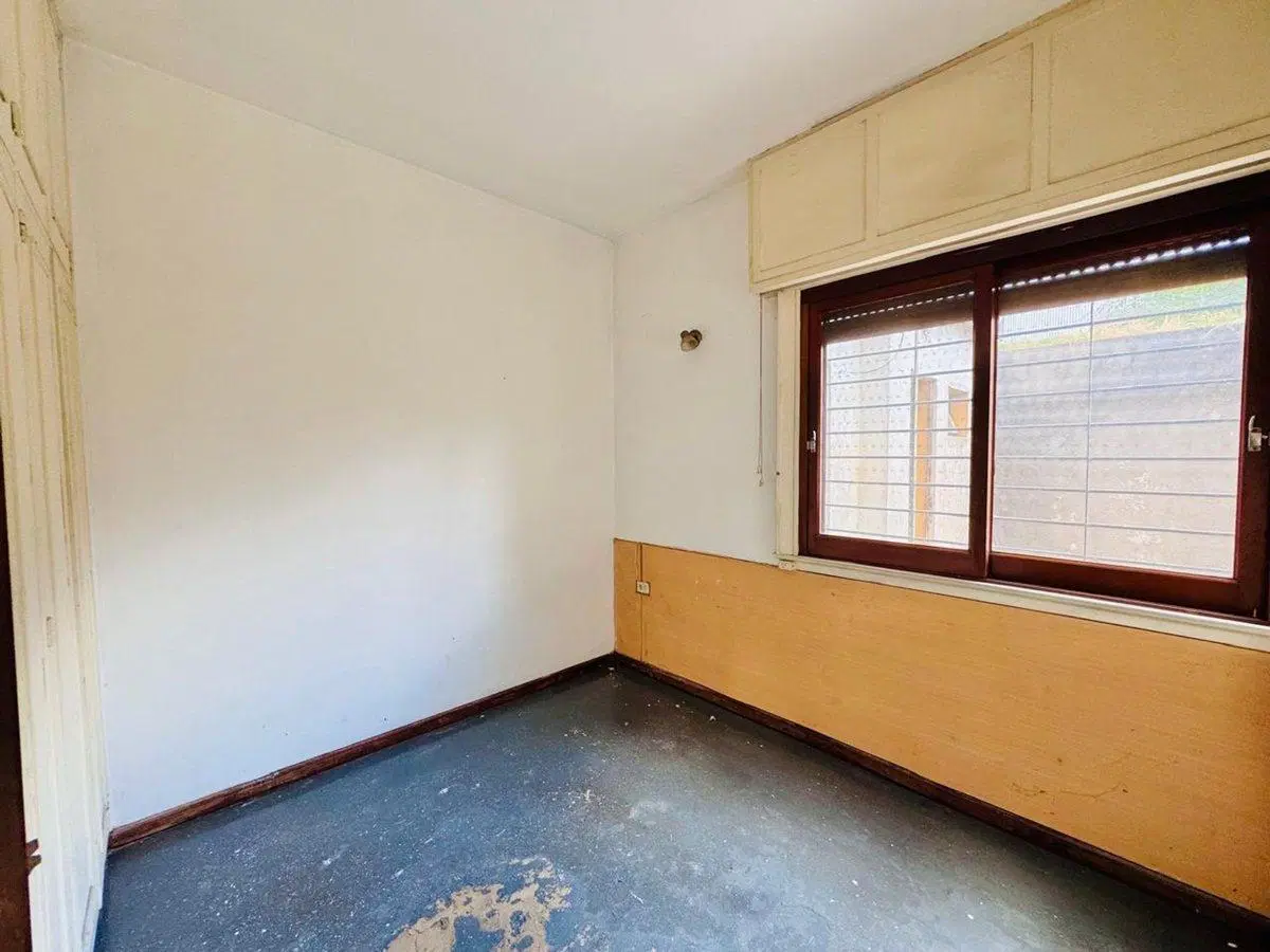 VENTA LOTE CON CASA Y LOCAL A REFACCIONAR MORON 4