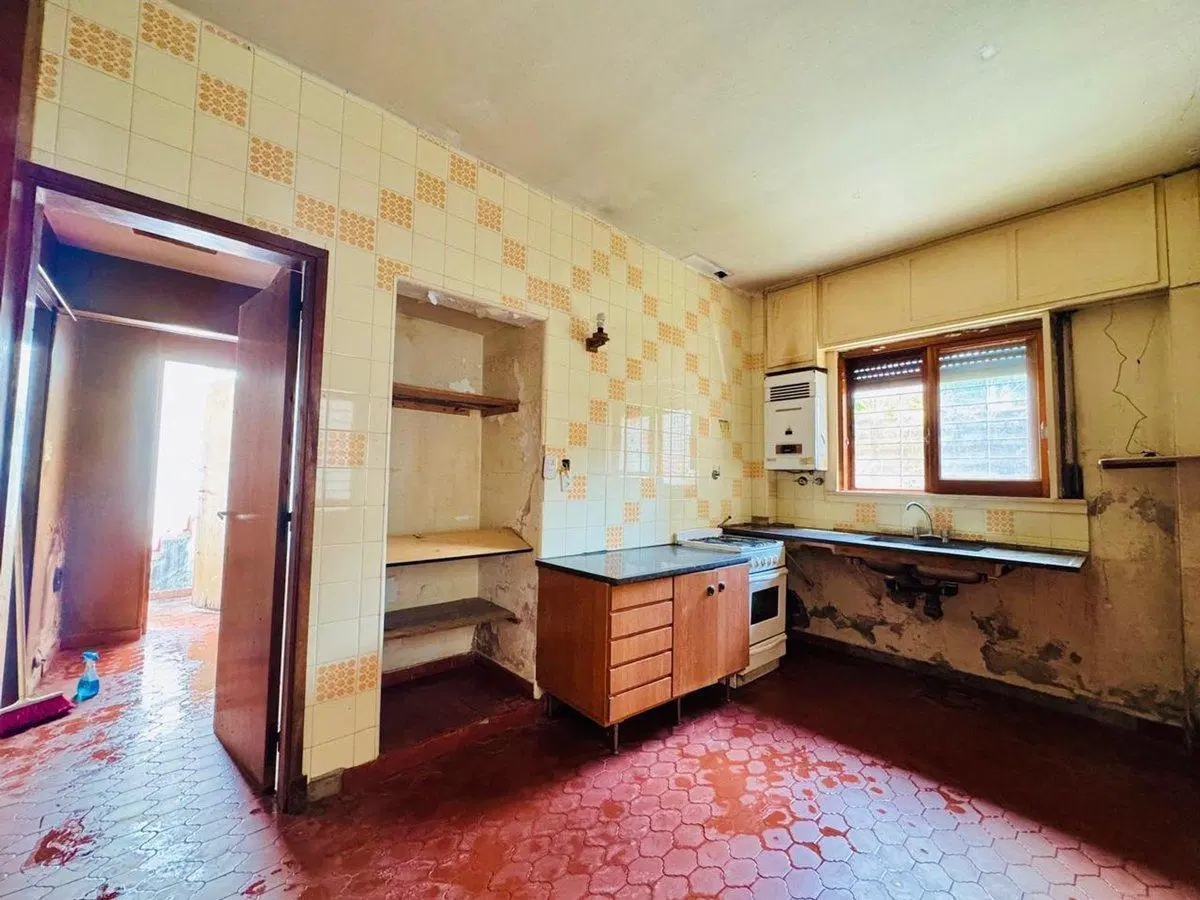VENTA LOTE CON CASA Y LOCAL A REFACCIONAR MORON 2