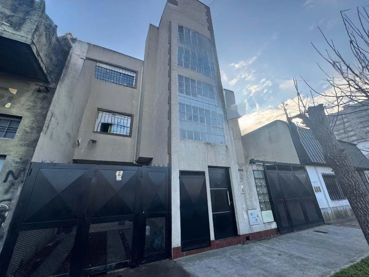 VENTA DPTO 2 AMB CASEROS CENTRO BALCÓN 3