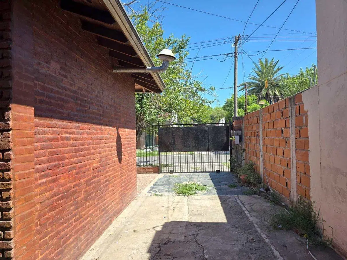 VENTA CASA 4 AMBIENTES JARDIN COCHERA LOTE 574M2 2