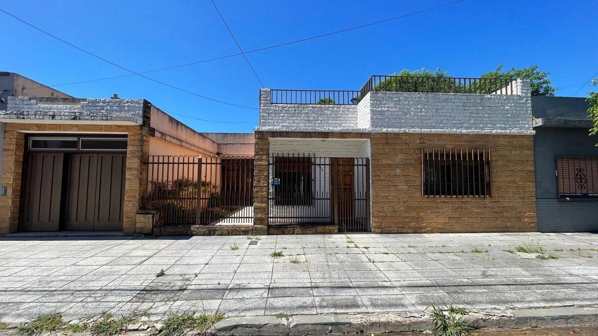 VENTA CASA 3 AMB CON COCHERA MORON APTO CREDITO