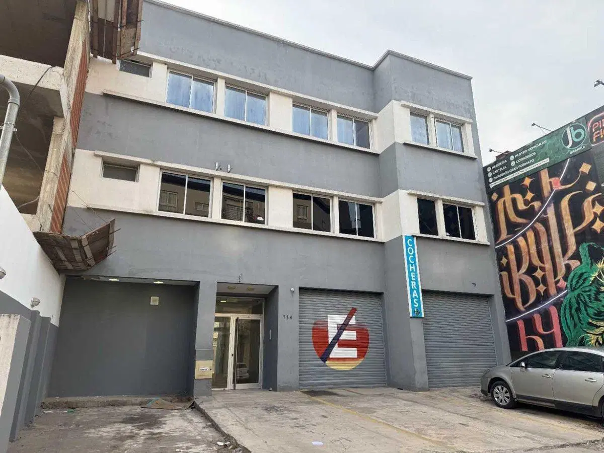 VENTA LOCAL COMERCIAL COCHERAS Y LOCAL MERLO CENTR 5