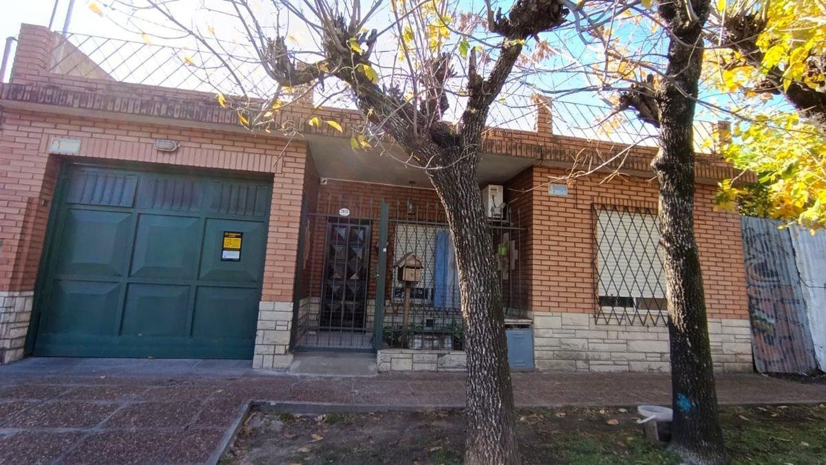 VENTA CASA 3 AMB C/COCHERA PATIO ITUZAINGO A CRED