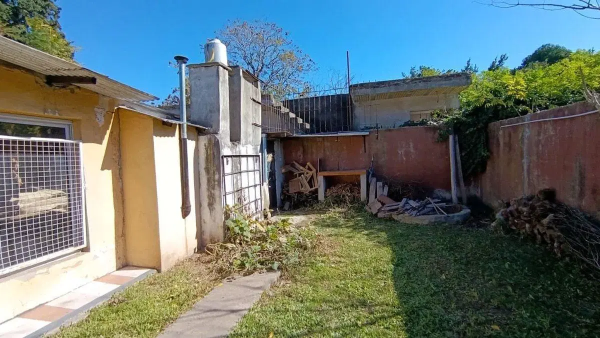 VENTA CASA 3 AMB C/QUINCHO + DPTO 2 AMB .LIBERTAD 8