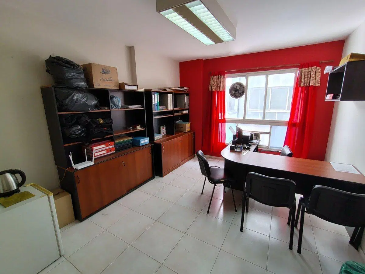VENTA OFICINA AMOBLADA - SAN NICOLAS 3