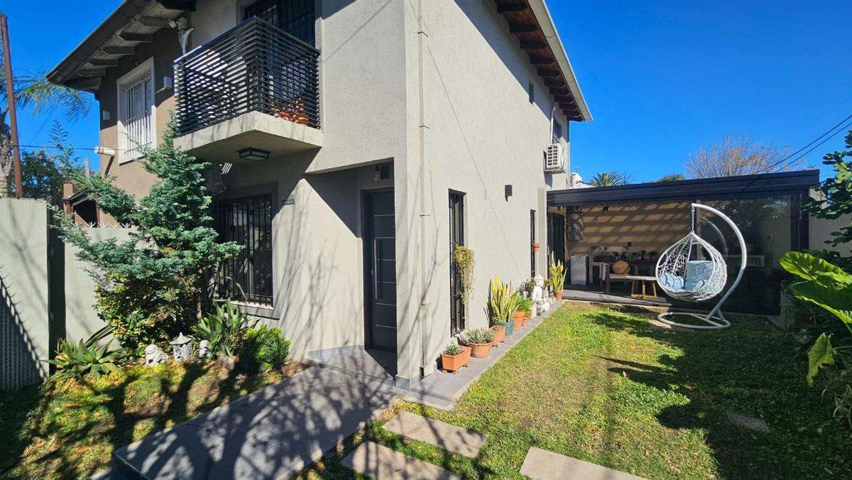 VENTA CASA DUPLEX 3 AMB PARQUE Y QUINCHO ITUZAINGO