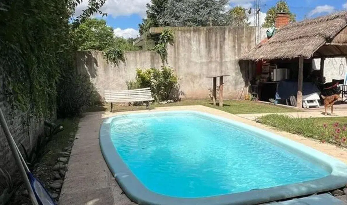 VENTA CASA 3 AMB. CON PILETA Y PARQUE EN LUJAN 2