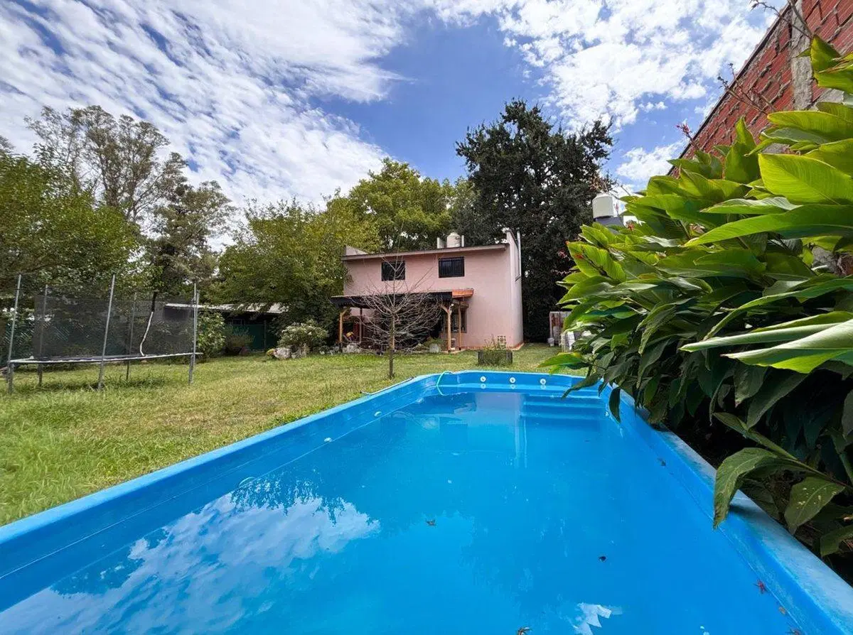 CASA EN VENTA EN LA REJA CON PILETA Y PARQUE 4