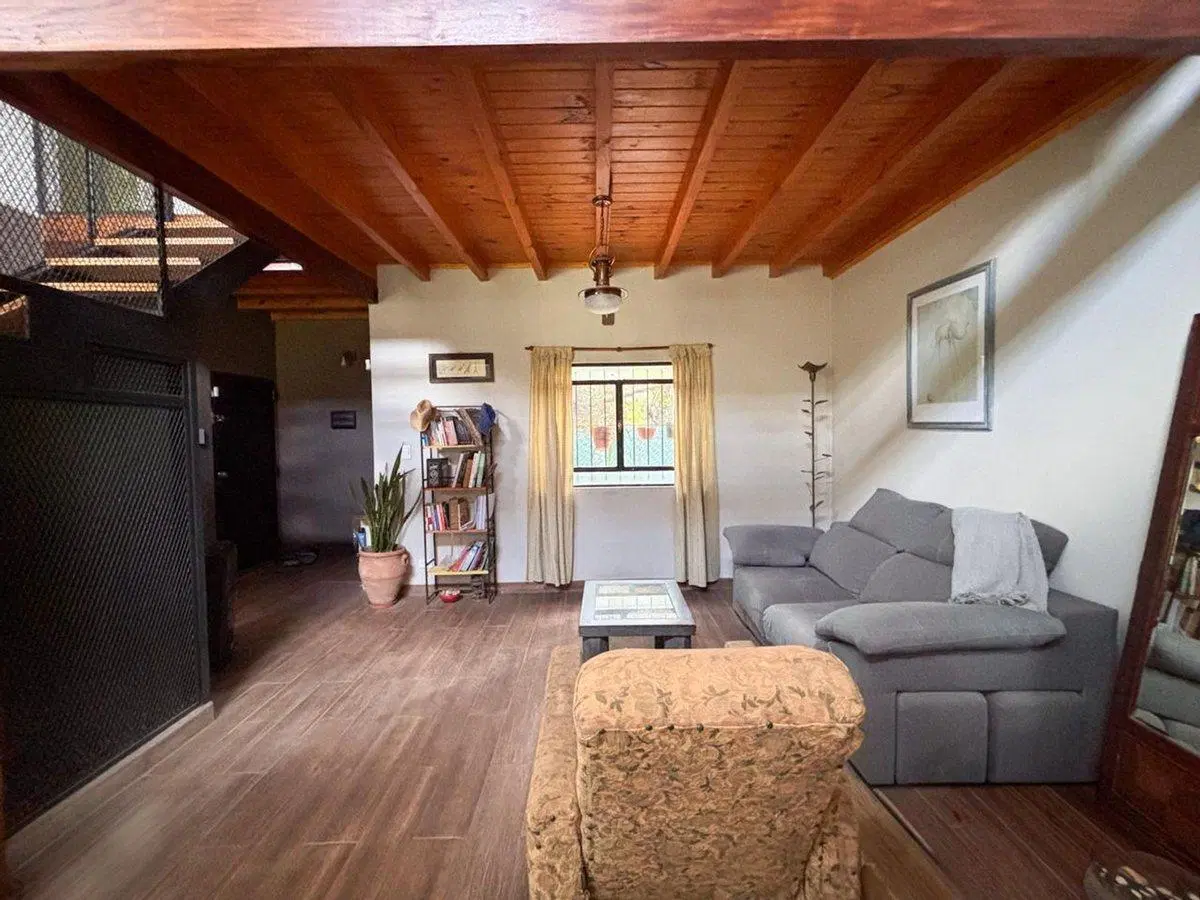 CASA EN VENTA EN LA REJA CON PILETA Y PARQUE 3