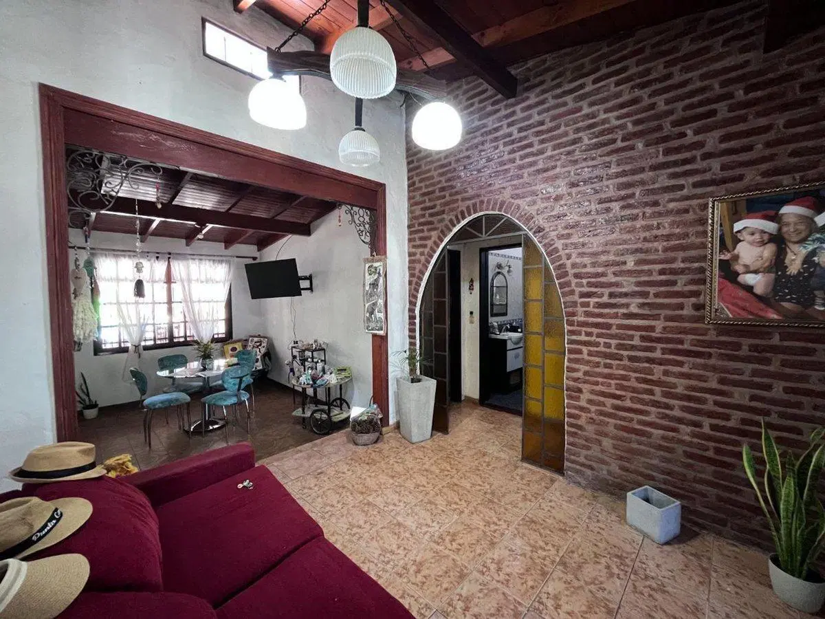 Casa con Piscina sobre Lote de 367m2 Udaondo 2