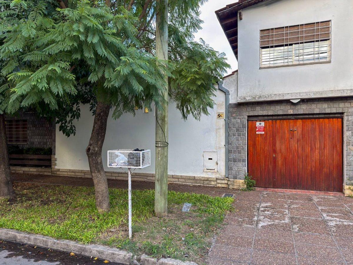 VENTA CASA 4 AMB COCHERA JARDIN PILETA CASTELAR