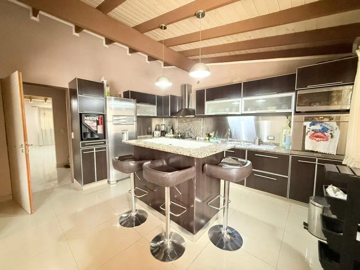 VENTA CHALET 4 AMB. PATIO Y COCHERA -ITUZAINGO 2