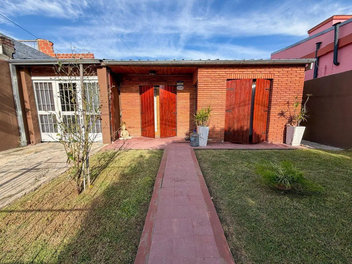 CASA 4 AMBIENTES COCHERA JARDIN PILETA ITUZAINGO 2