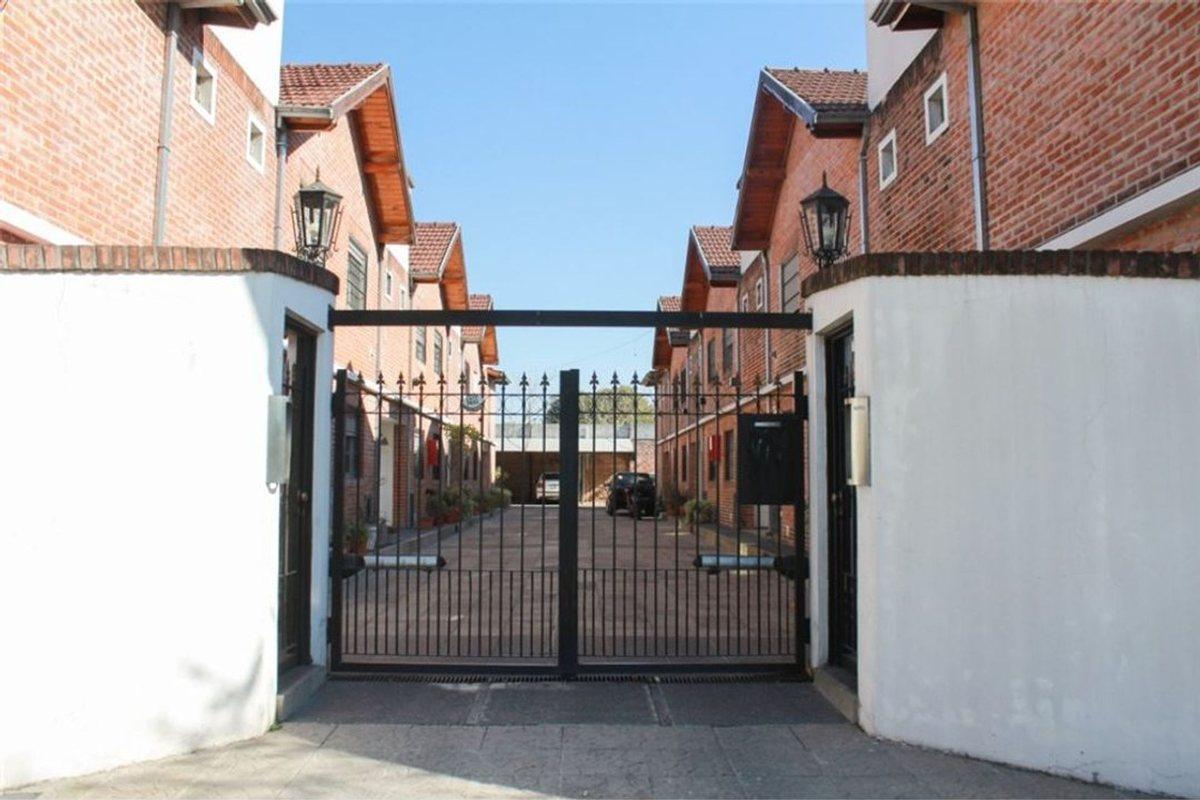 VENTA DUPLEX 3 AMB C PATIO Y COCHERA APTO CREDITO
