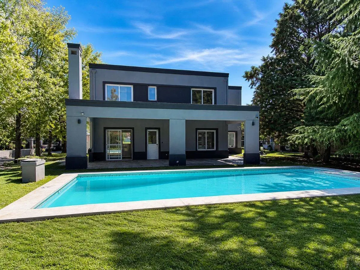 CASA EN VENTA A ESTRENAR CON PILETA BOCA RATON 5