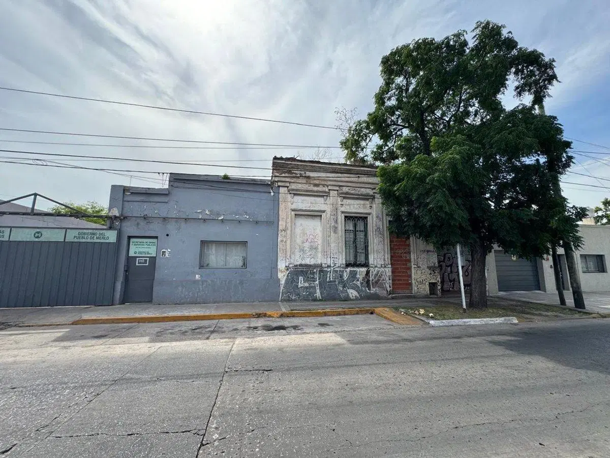 VENTA DE LOTE CON CASA A DEMOLER EN MERLO CENTRO 5