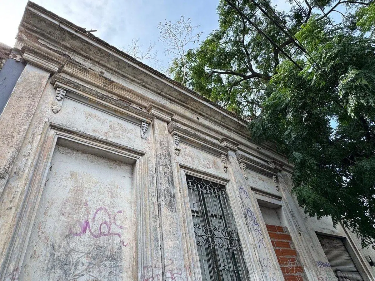 VENTA DE LOTE CON CASA A DEMOLER EN MERLO CENTRO 4