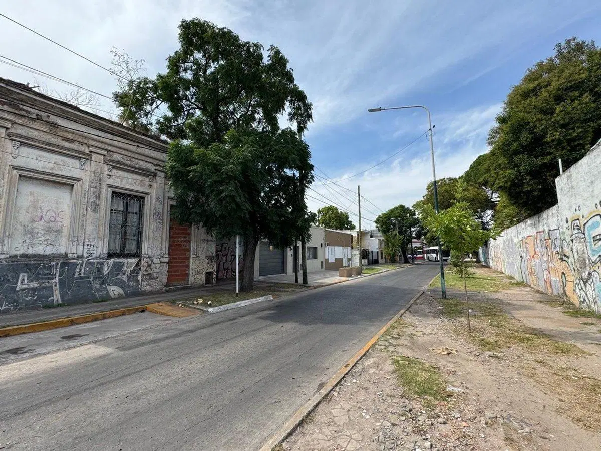 VENTA DE LOTE CON CASA A DEMOLER EN MERLO CENTRO 2