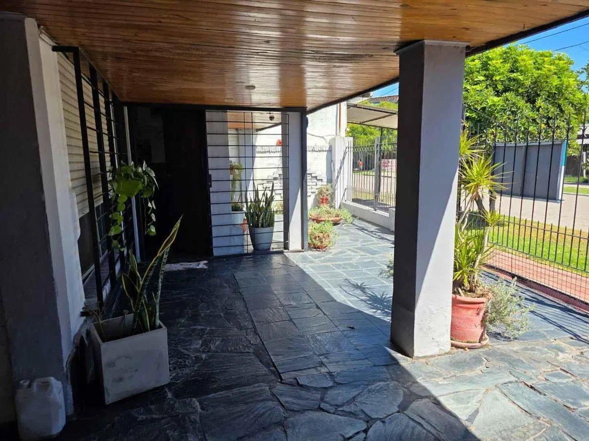 VENTA CASA 3 AMBIENTES CON JARDIN QUINCHO COCHERA 4