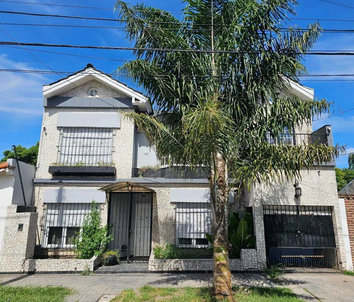VENTA PERMUTA CASA 5 AMBIENTES PILETA Y COCHERA 3