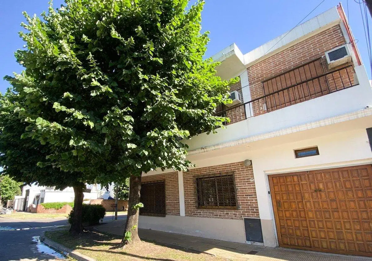 CASA 5 AMB PATIO Y COCHERA - CASTELAR 3