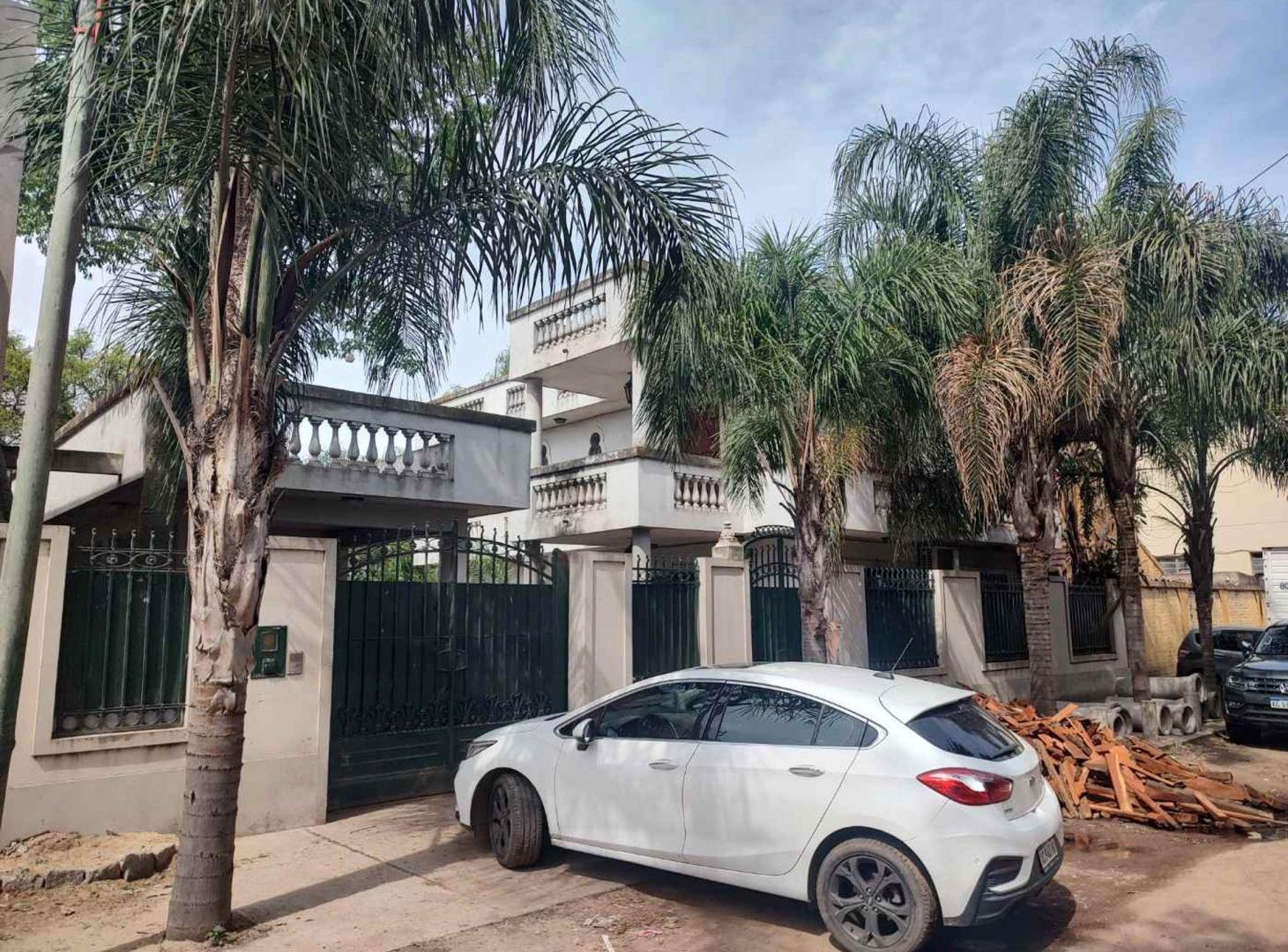 Casa de Dos Plantas con Potencial de Modificación