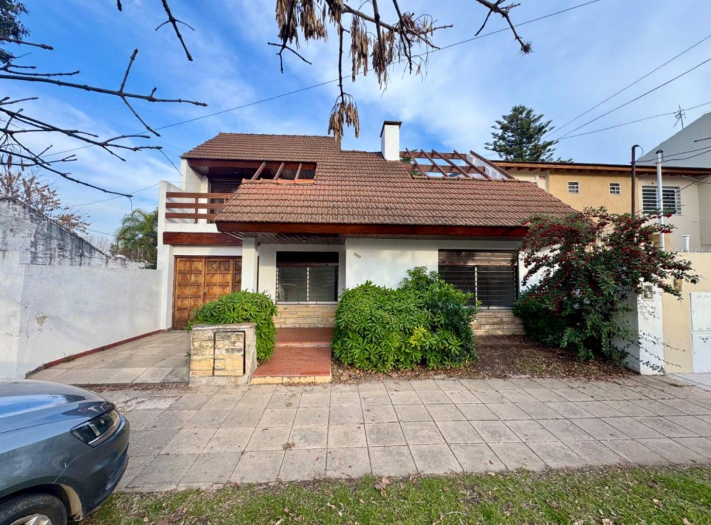 VENTA CASA MERLO CENTRO 4 AMBIENTES QUINCHO PATIO