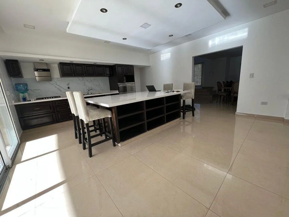 VENTA CASA 6 AMB. C/ PILETA -APTO CREDITO- C EVITA 4