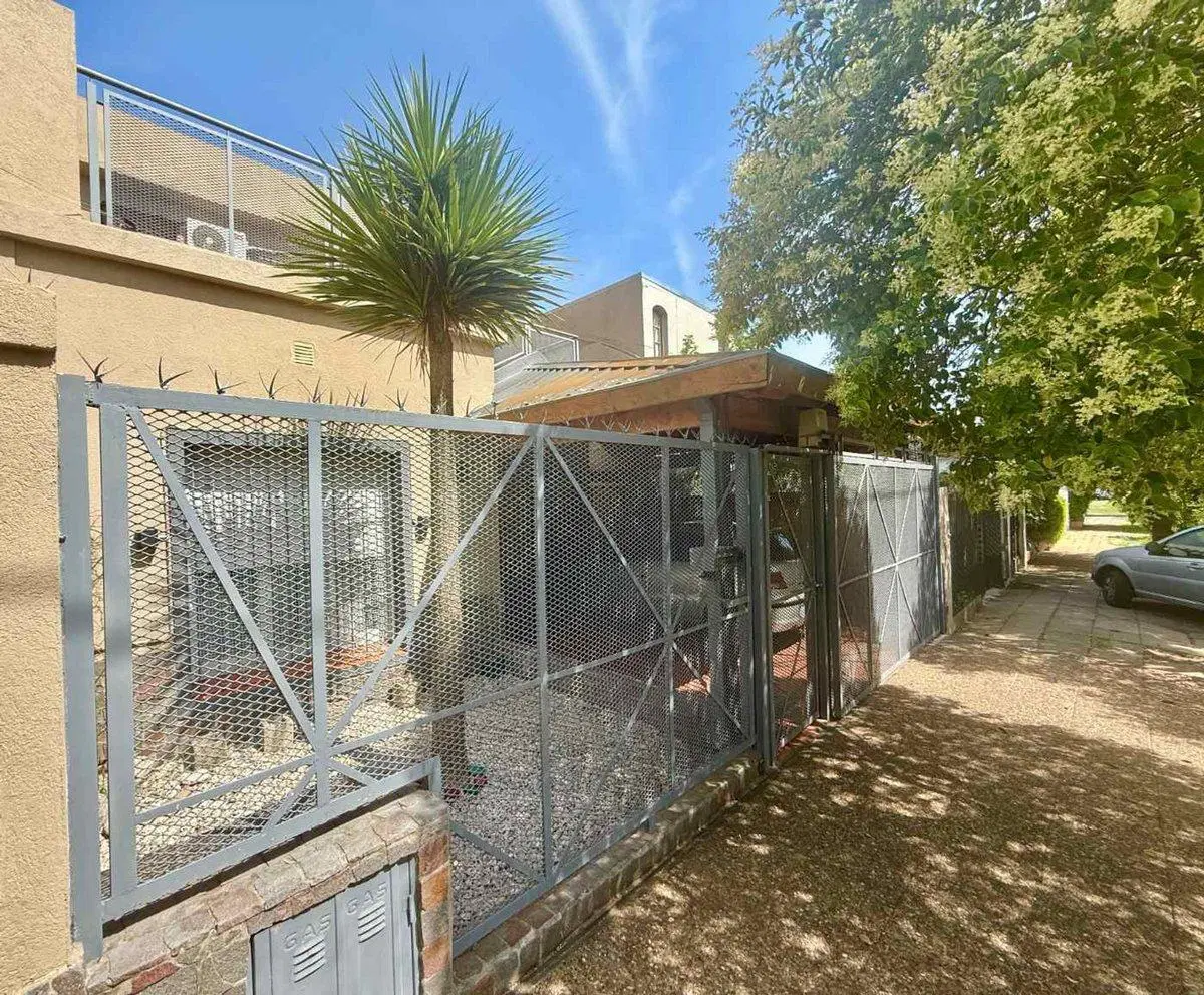 CASA VENTA 4AMB CASTELAR SUR PARQUE COCHERA 5
