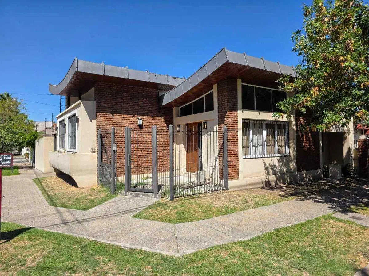 VENTA PERMUTA 4 AMBIENTES PILETA COCHERA CASTELAR 5