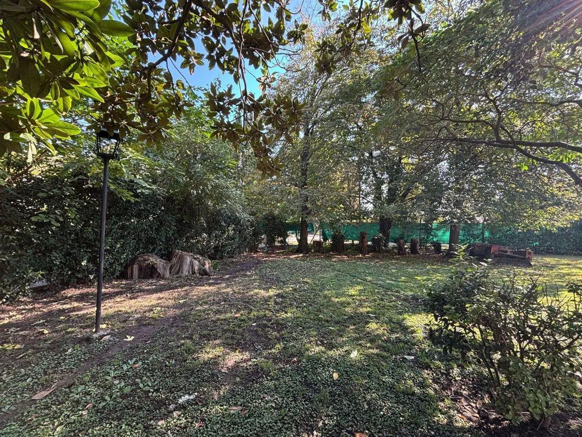 VENTA LOTE CON MEJORAS  MORENO 3