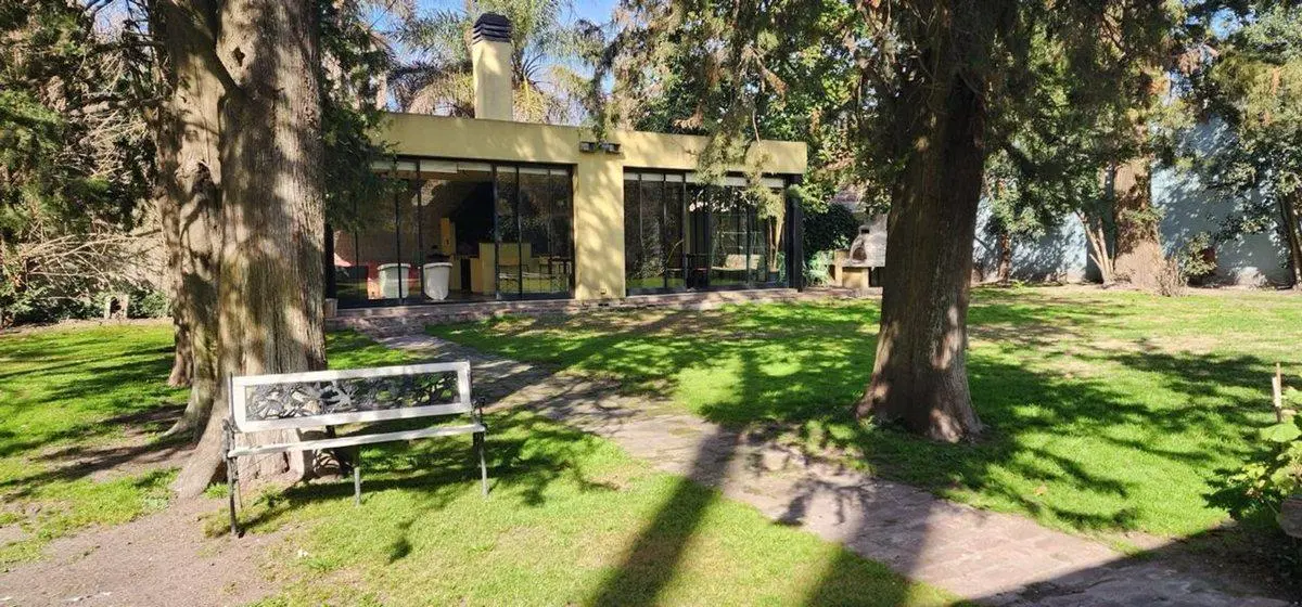 Venta casa en Villa Udaondo,  quincho y pileta 2