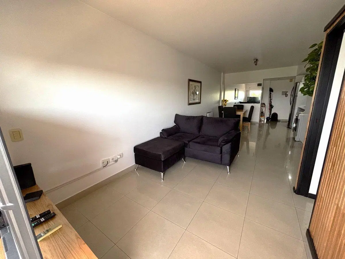 Venta 2 ambientes al frente con balcón  Devoto 3
