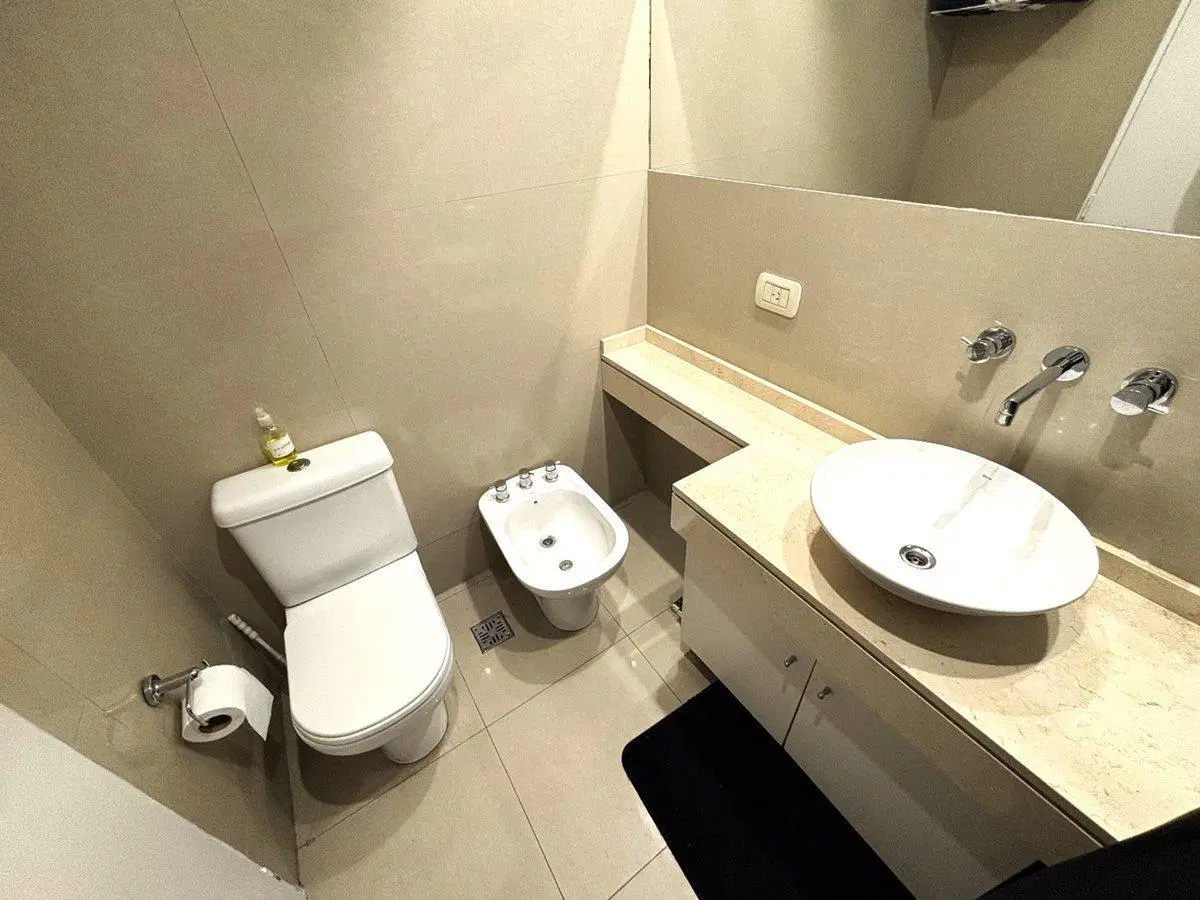 Venta 2 ambientes al frente con balcón  Devoto 5