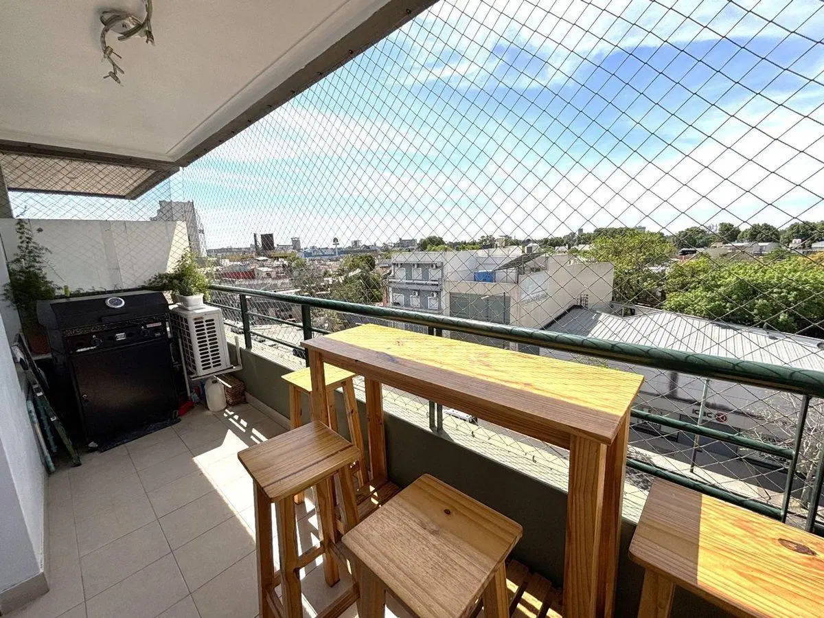 Venta 2 ambientes al frente con balcón  Devoto 4