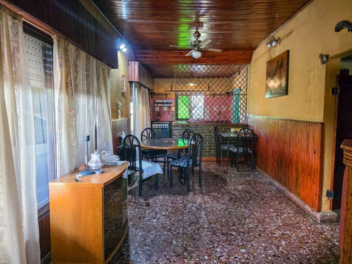 VENTA CASA 3 AMBIENTES COCHERA JARDIN LOMA HERMOSA 4