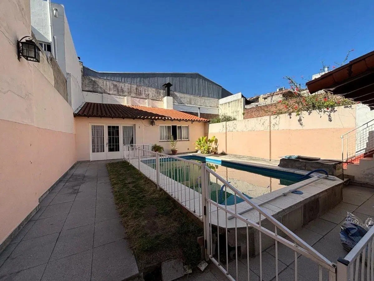 Venta casa 5 amb, pileta,  garage Floresta 5
