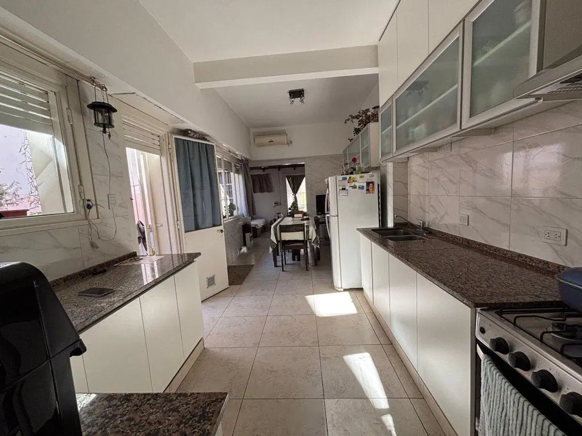 Venta casa 5 amb, pileta,  garage Floresta 2
